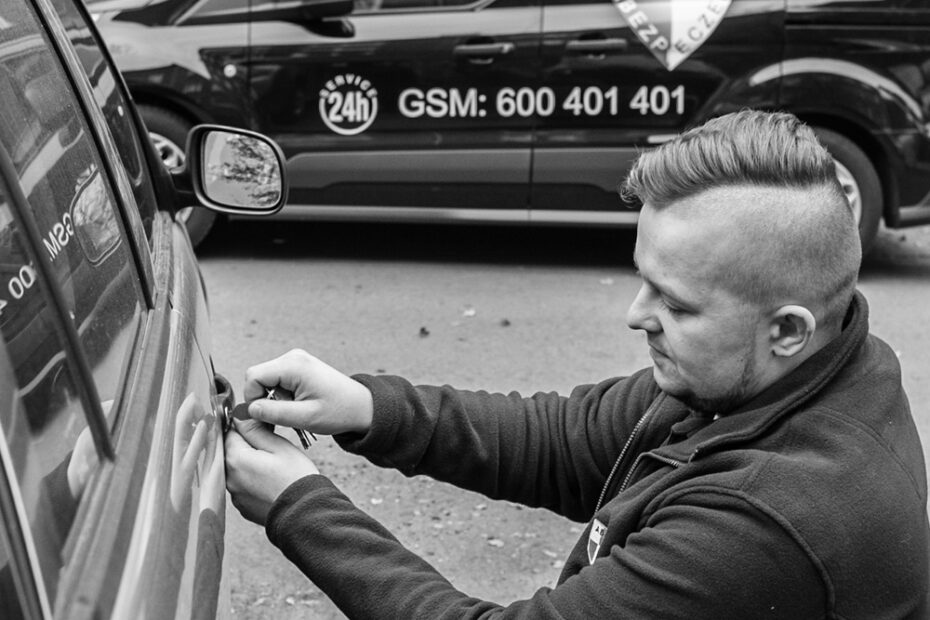 otwieraniem samochodu