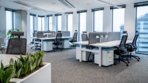 Biurka z regulacją wysokości. Ergonomia, która zmienia sposób pracy w biurze