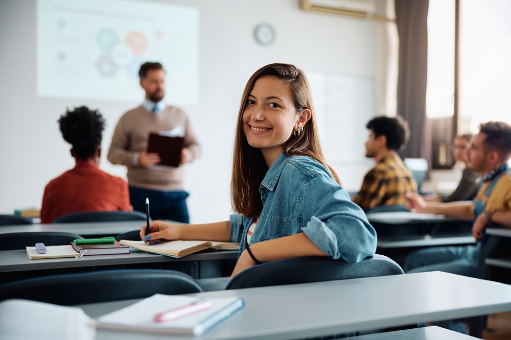 Uczestnicy szkolenia stacjonarnego w Warszawie analizujący operacje gospodarcze i dekretowanie dowodów księgowych pod okiem trenera.