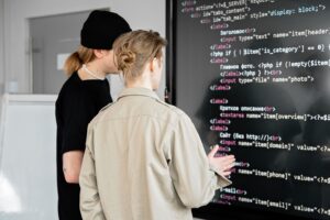 Gdy projekt IT się opóźnia, dokładanie ludzi rzadko go przyspiesza